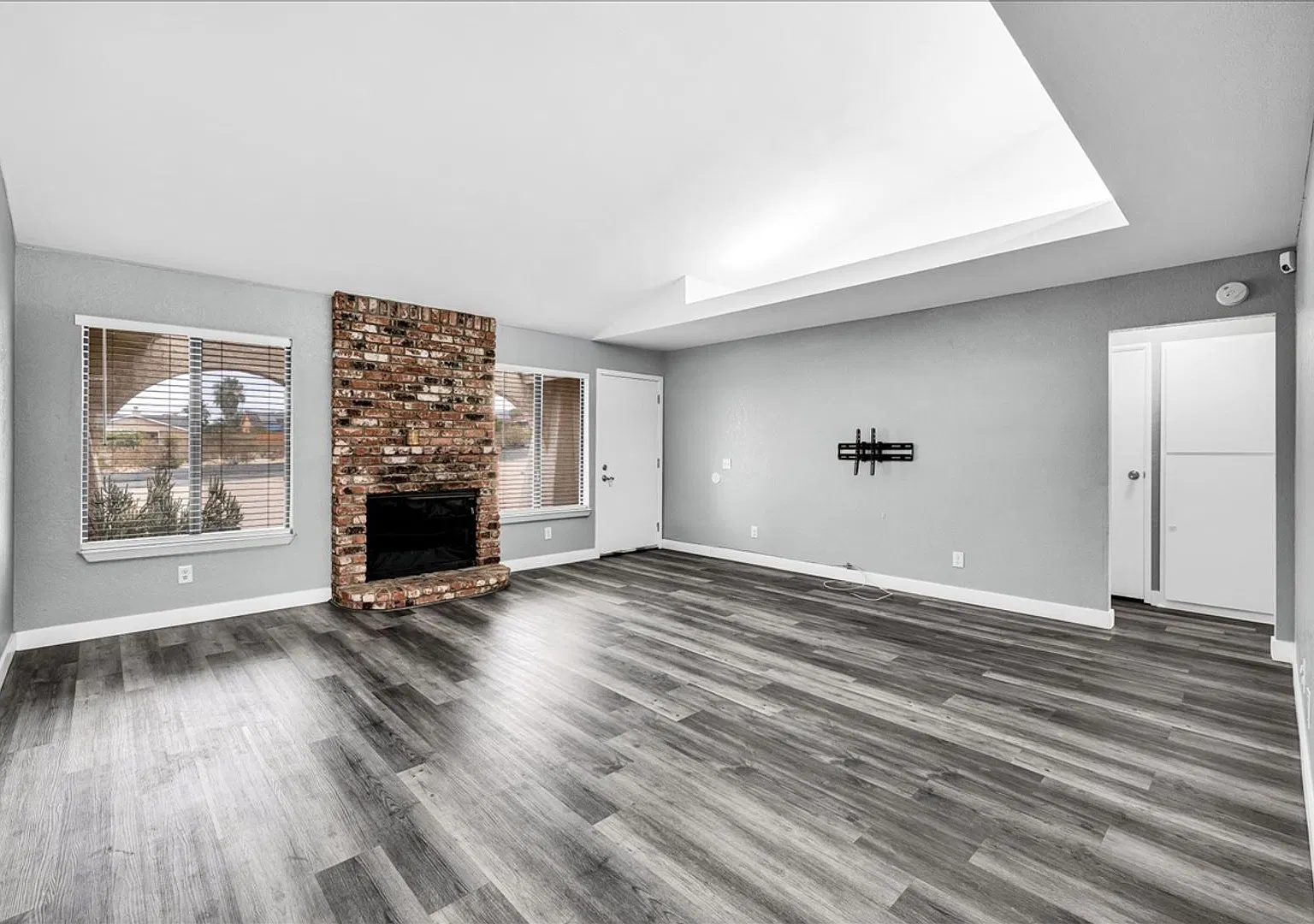 Desert Home With Spacious Split Floor Plan and many updates. — Photo 2