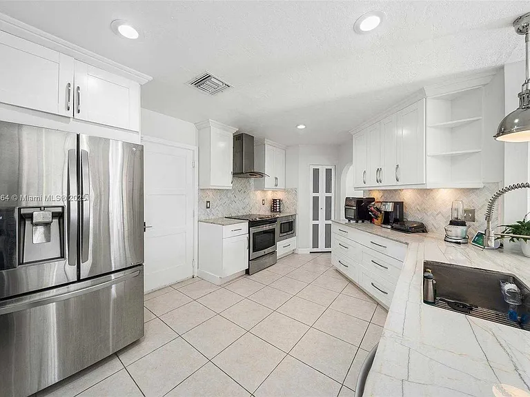 NW 18th Pl — Photo 8