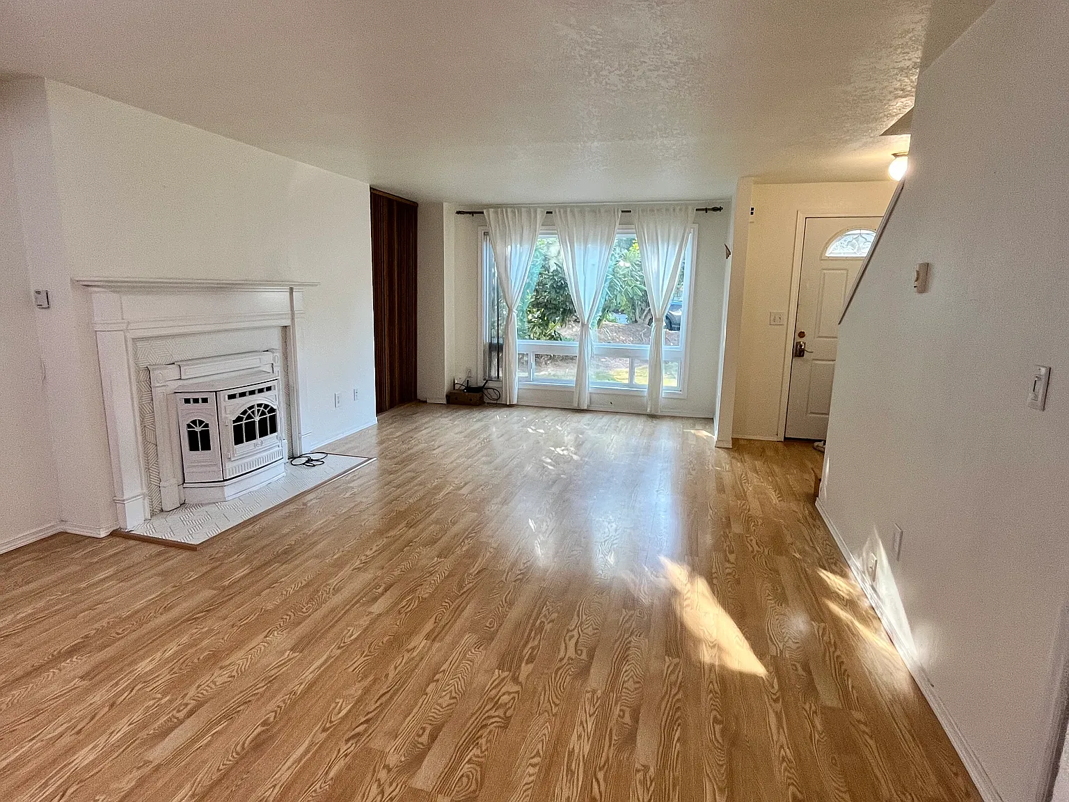 2 bed, 1.5 bath, 1036 sqft, $2,250 — Photo 3