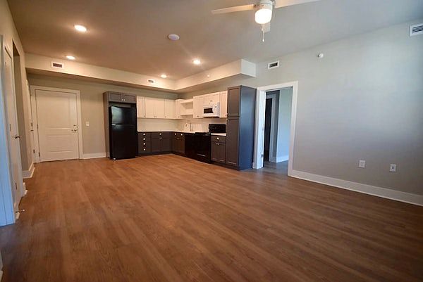 1st image of 915 Scott St APT 103