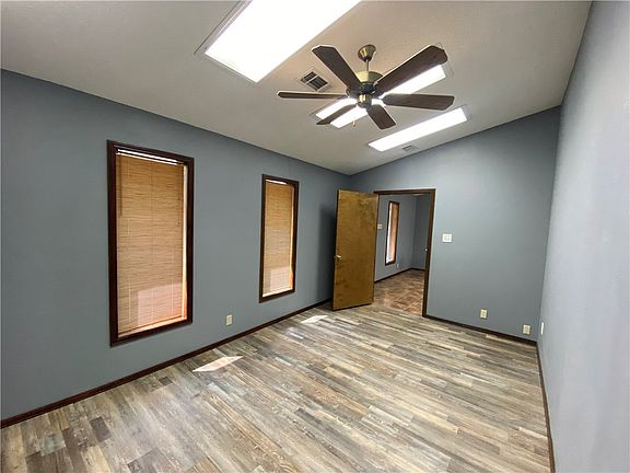 5th image of 212 Walnut St