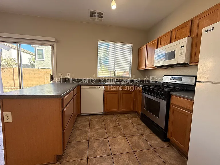 3930 W Irwin Ave — Photo 8