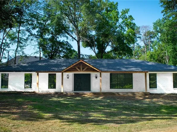 303 Pinegrove Dr, Pineville, LA 71360
