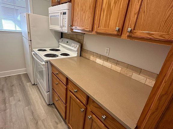 4th image of 931 NW Carlon Ave #2