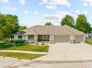 1148 Onyx Ct, Mason City, IA 50401