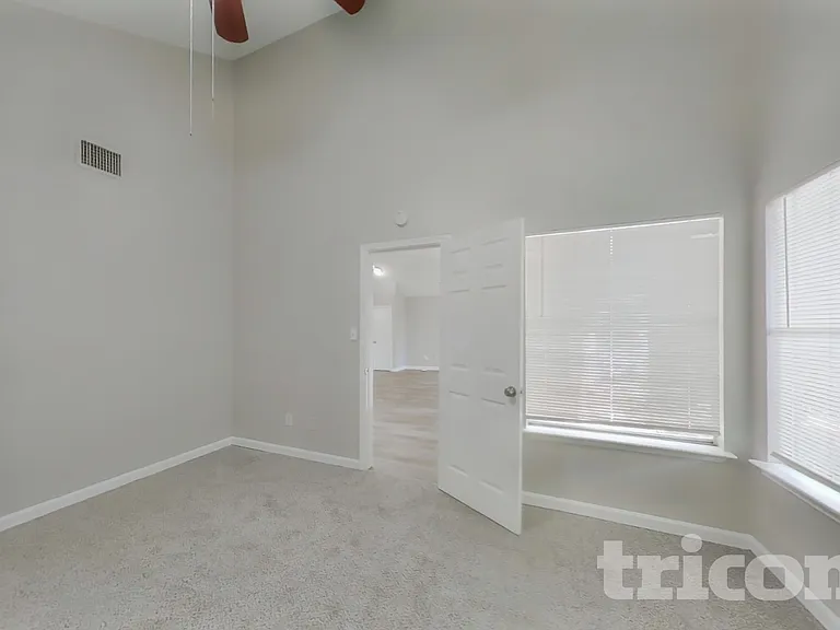 16027 Hidden Acres Dr — Photo 10