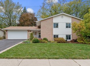 6514 Macarthur Dr, Woodridge, IL 60517