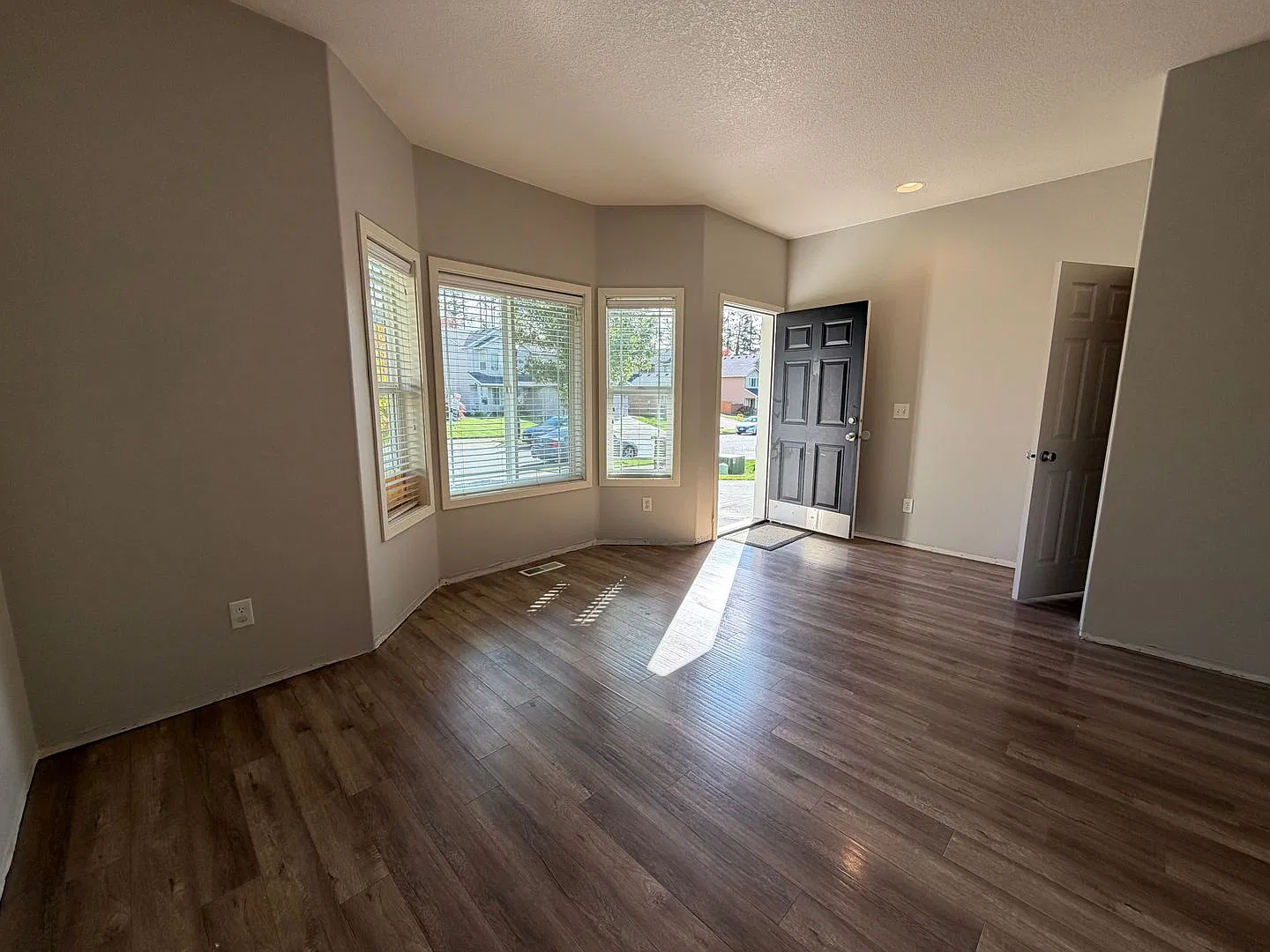 Lacey home 3 bed 2.5 bath w/ AC — Photo 3