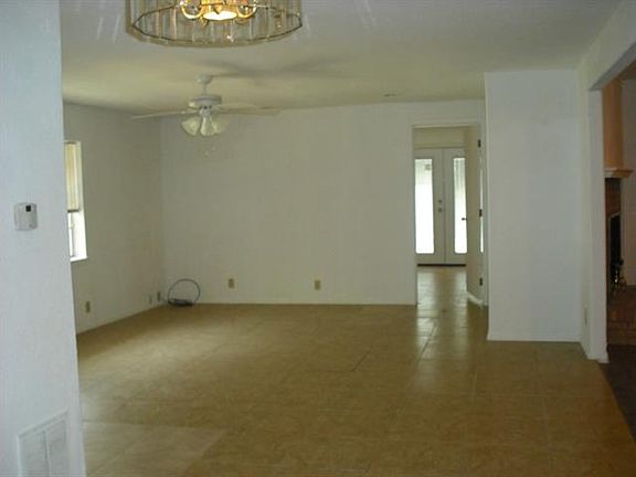 4th image of 1207 Dawn Dr