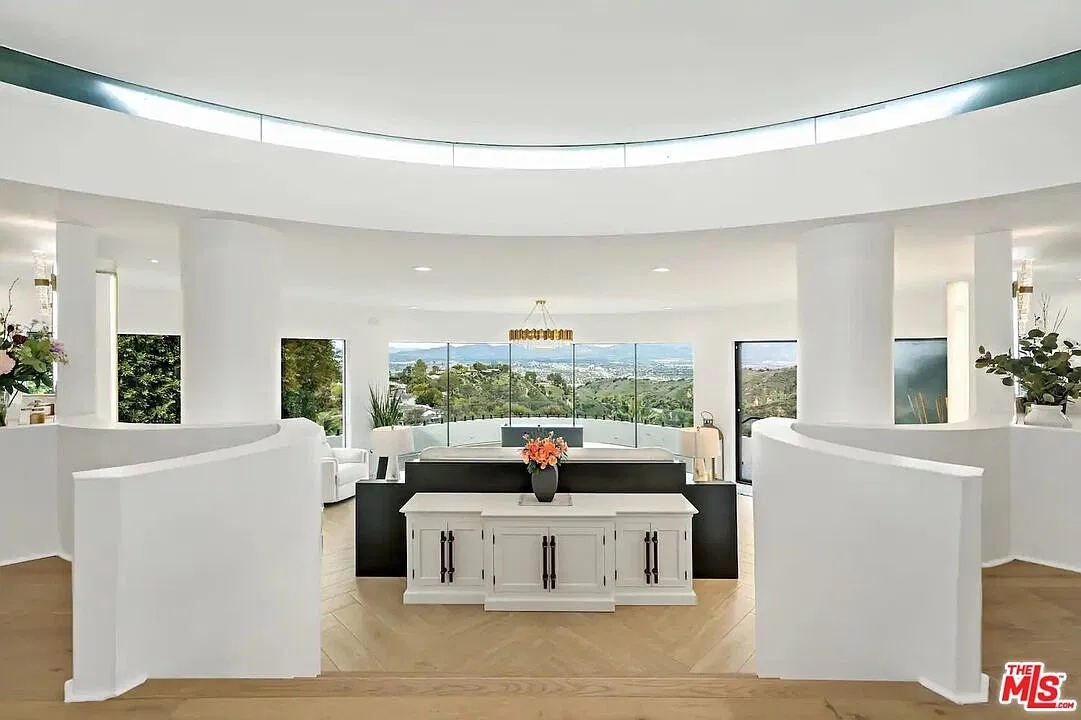 5 bed, 8.0 bath, 10463 sqft, $55,000 — Photo 4