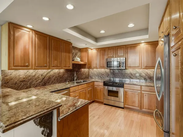 900 Island Dr APT 304, Rancho Mirage, CA 92270