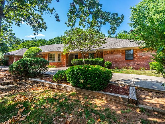 3rd image of 2401 Rosewood Ln