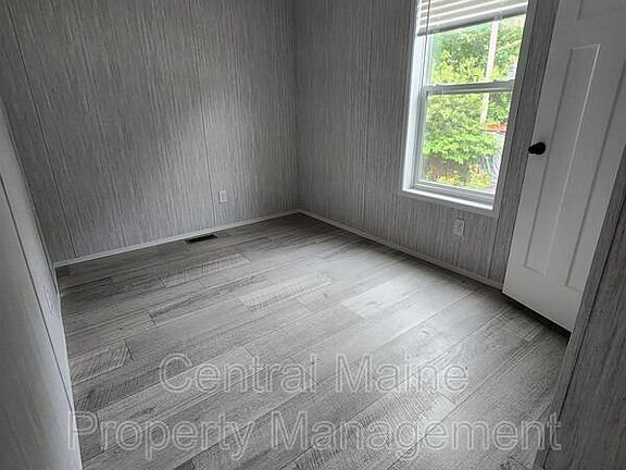 4th image of 11 Austin Dr