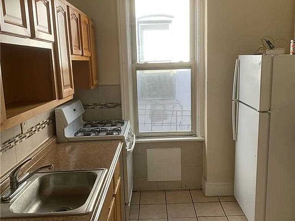 3rd image of 846 Franklin Ave