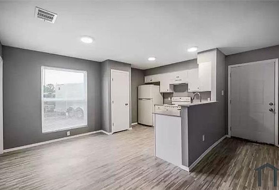 4th image of 8410 Riverstone Dr Building B