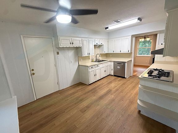 5th image of 835 Hill City Dr