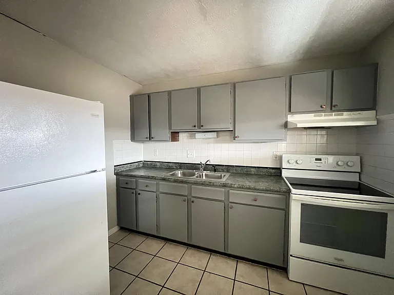 345 E 20th Ave #D — Photo 3