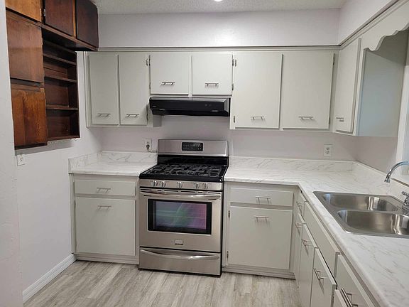 5th image of 305 SE Greg Pl
