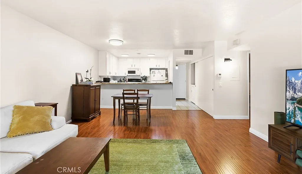 2 bed, 868 sqft, $2,850 — Photo 4