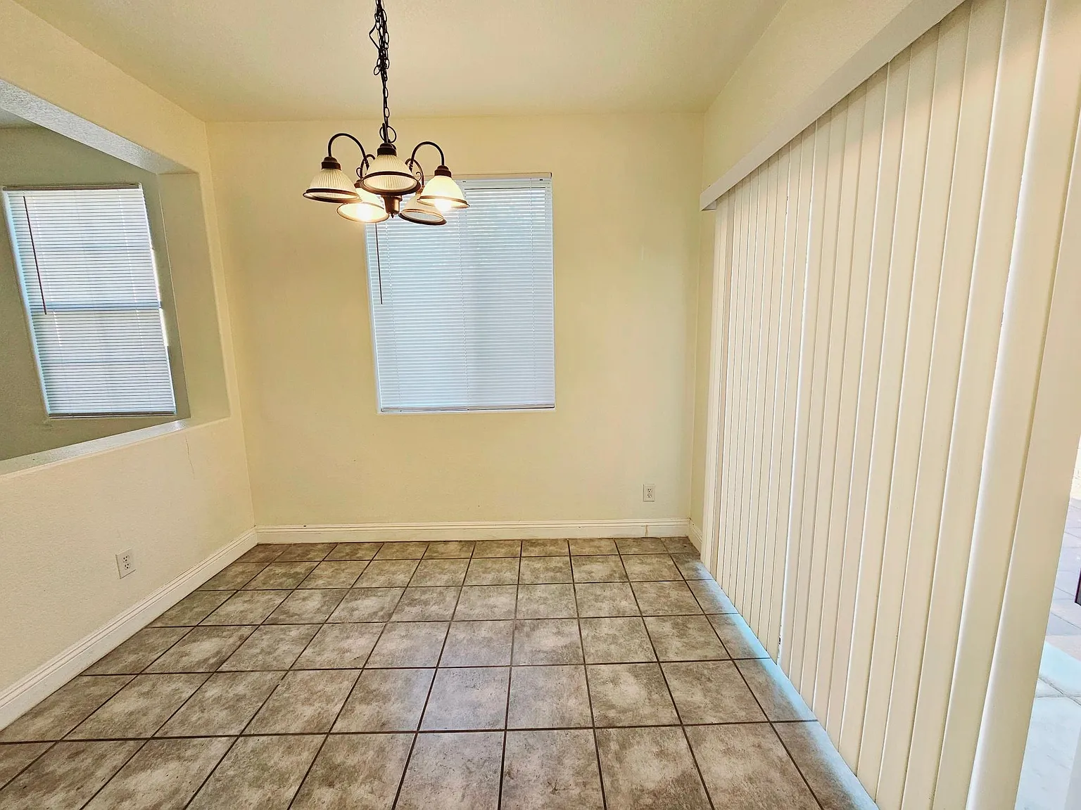 3 bed, 2.5 bath, 1308 sqft, $1,800 — Photo 4