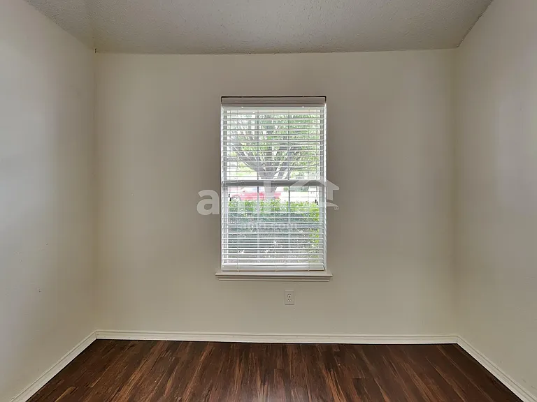 300 Trailwood Dr — Photo 17