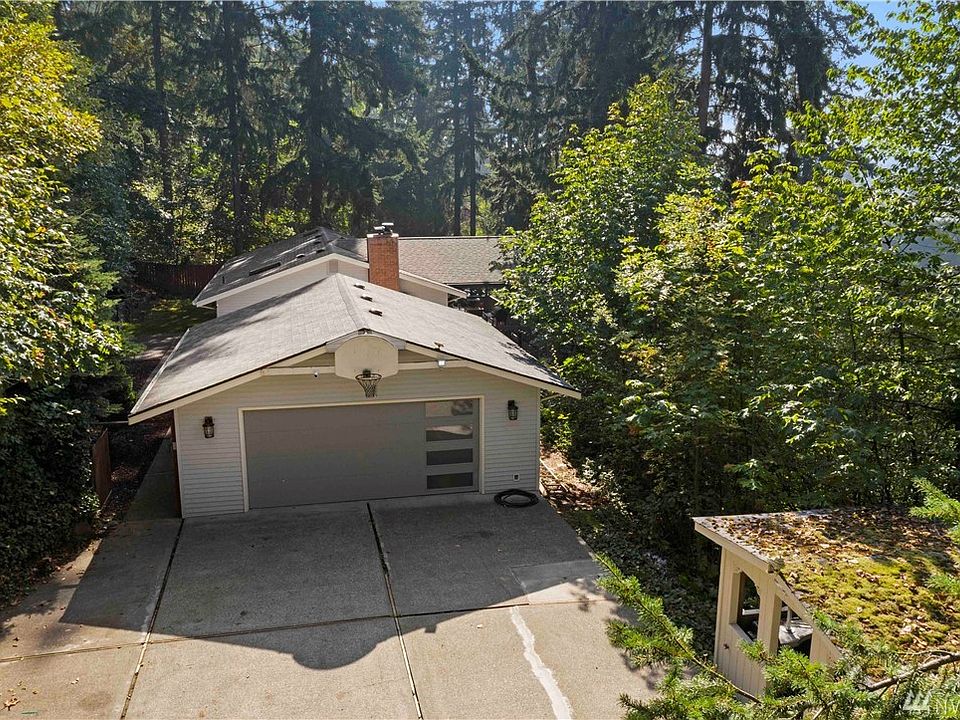This Sumner rambler with daylight basement will surprise and delight you. Located only a couple minutes from the freeway and train station.