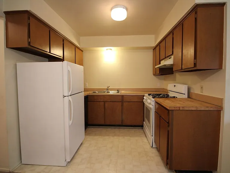 296 Clark St #4 — Photo 8