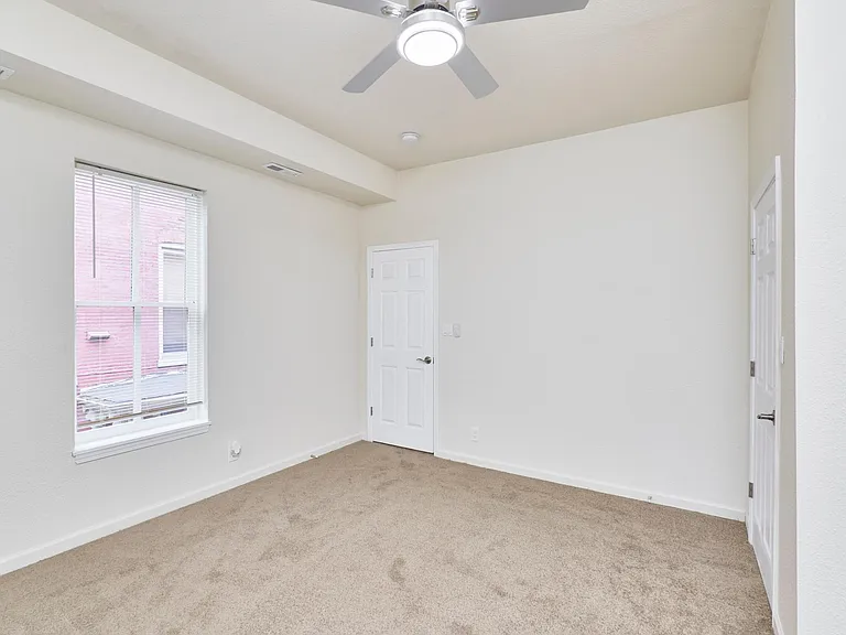 1421 N Park Pl — Photo 41