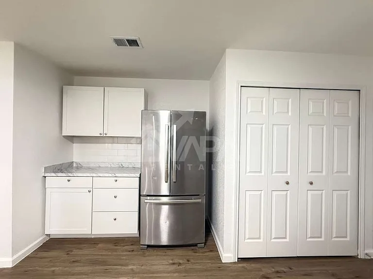 242 Glamis Ave — Photo 4