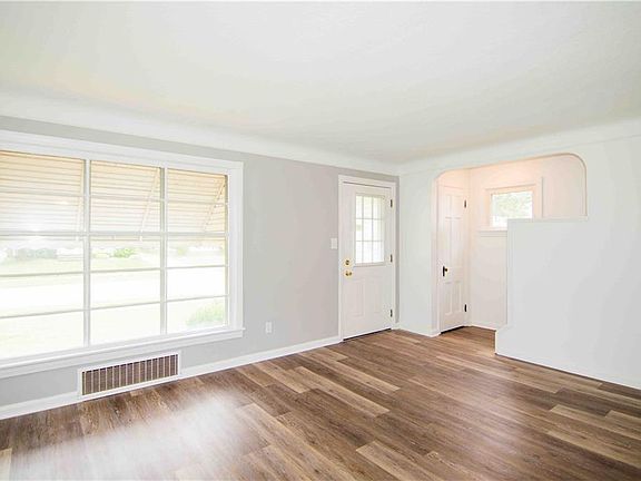 4th image of 12825 Thraves Ave