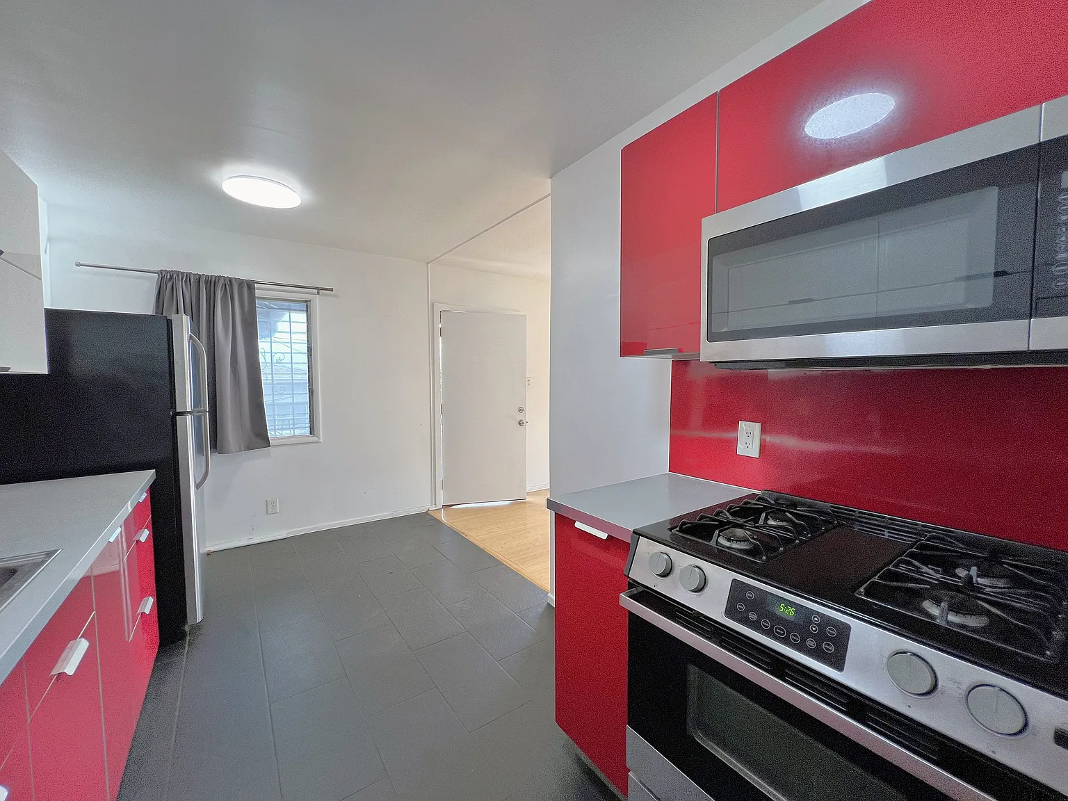 2 bed, 950 sqft, $3,333 — Photo 3