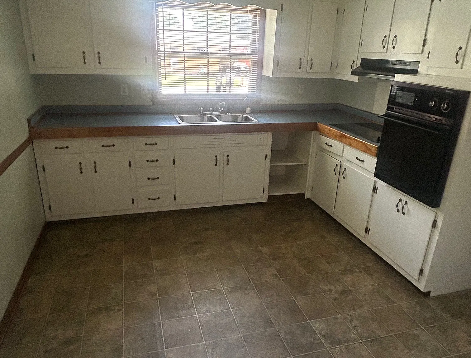 3 bed, 936 sqft, $1,095 — Photo 2