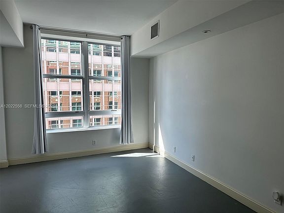 5th image of 111 E Flagler St APT 702