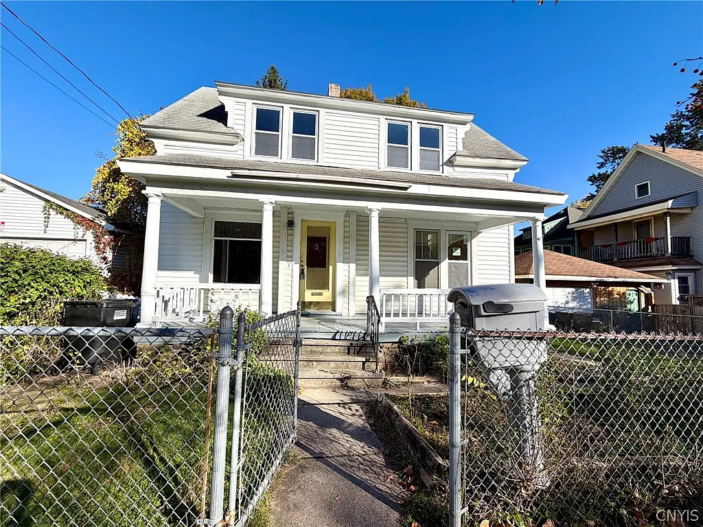 3 bed, 1.0 bath, 1200 sqft, $2,100 — Photo 1