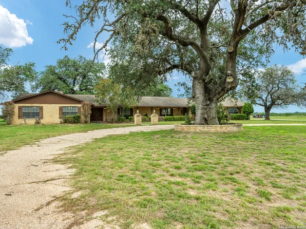 1095 UVALDE ST, Pleasanton, TX 78064