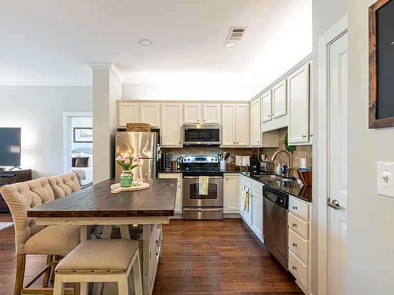 445 W Blount Ave #225 — Photo 7
