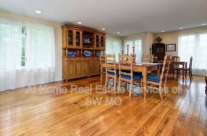 3 bed, 3.0 bath, 3200 sqft, $2,700 — Photo 3