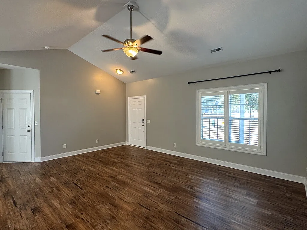 3 bed, 2.0 bath, 1510 sqft, $1,960 — Photo 3
