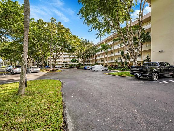 2nd image of 3800 Oaks Clubhouse Drive #511