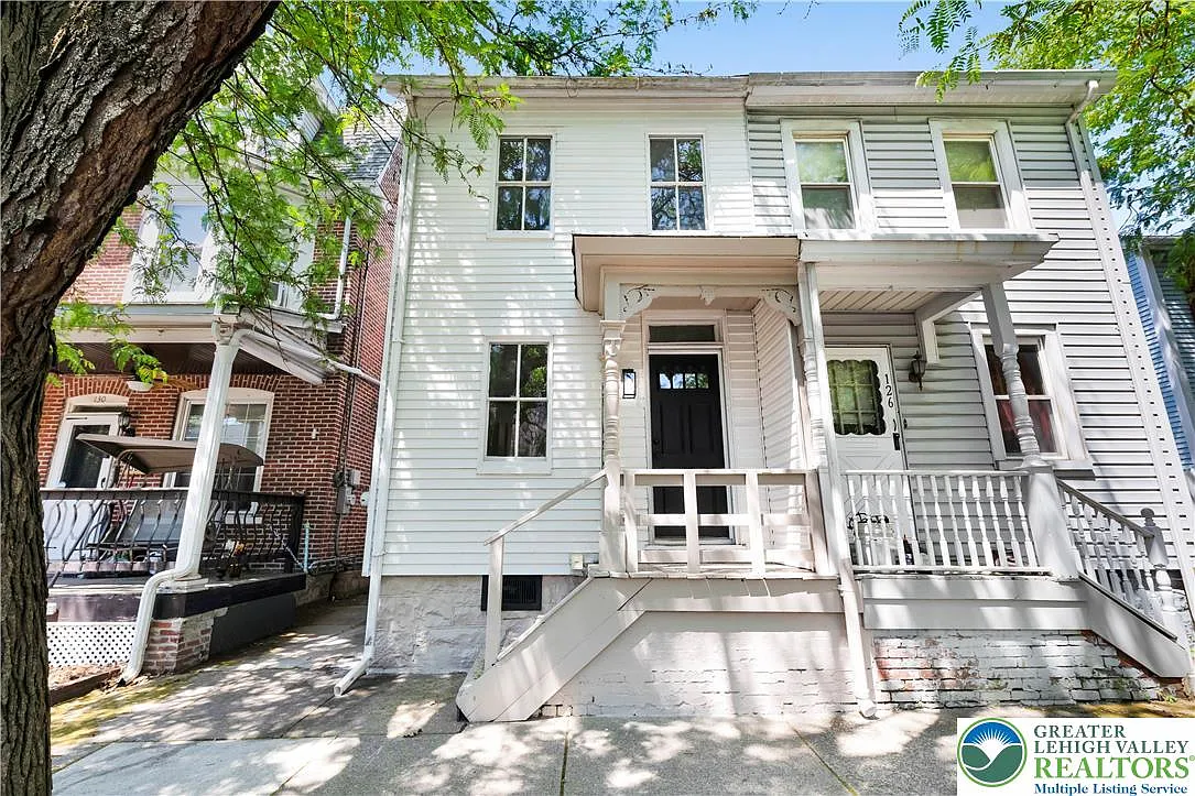 2 bed, 1.0 bath, 1387 sqft, $2,200 — Photo 1