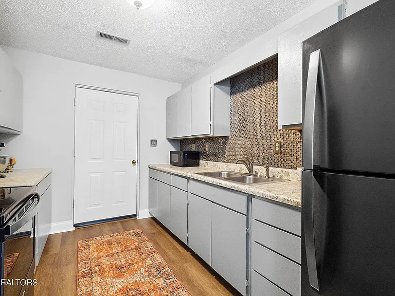 237 Douglas Ave — Photo 7