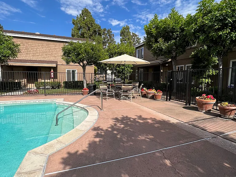 Sunset House Apartments — Photo 6