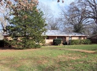 136 Hillcrest Dr, Palestine, TX 75801