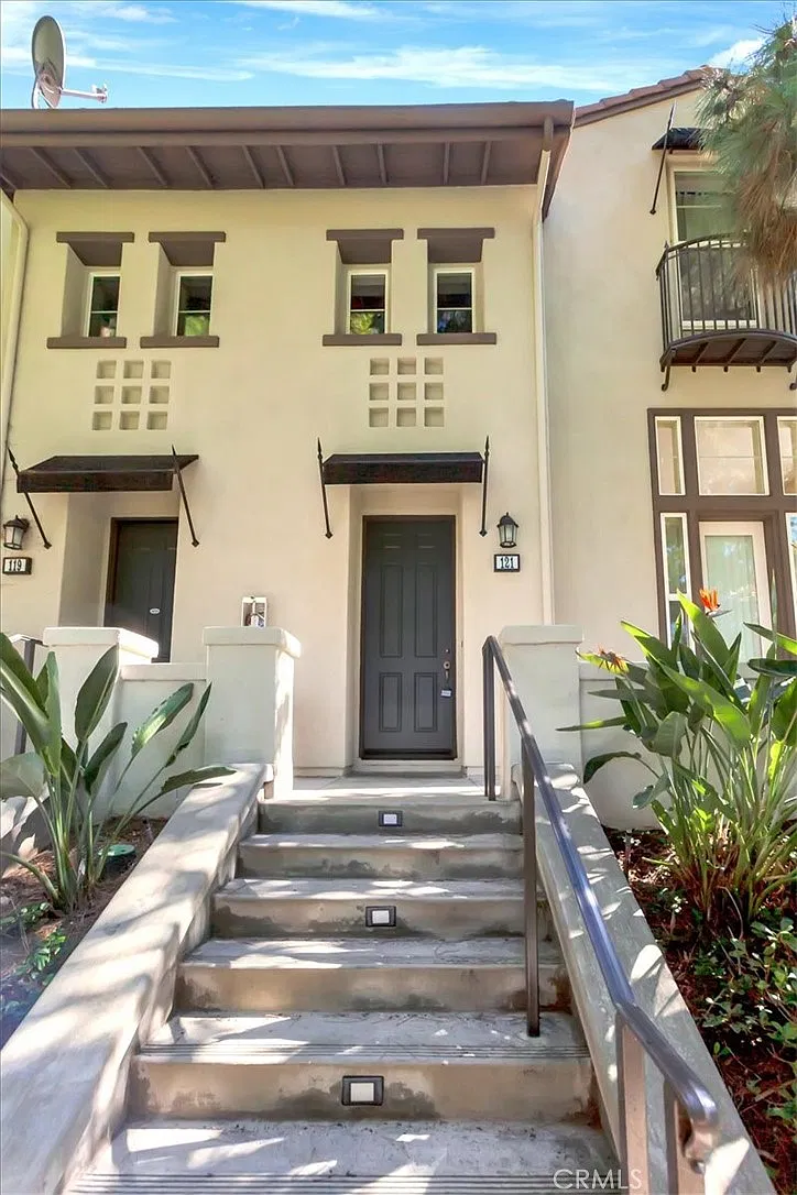 3 bed, 1600 sqft, $4,550 — Photo 2