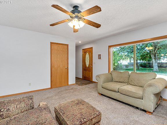 3rd image of 2930 SE Balfour St