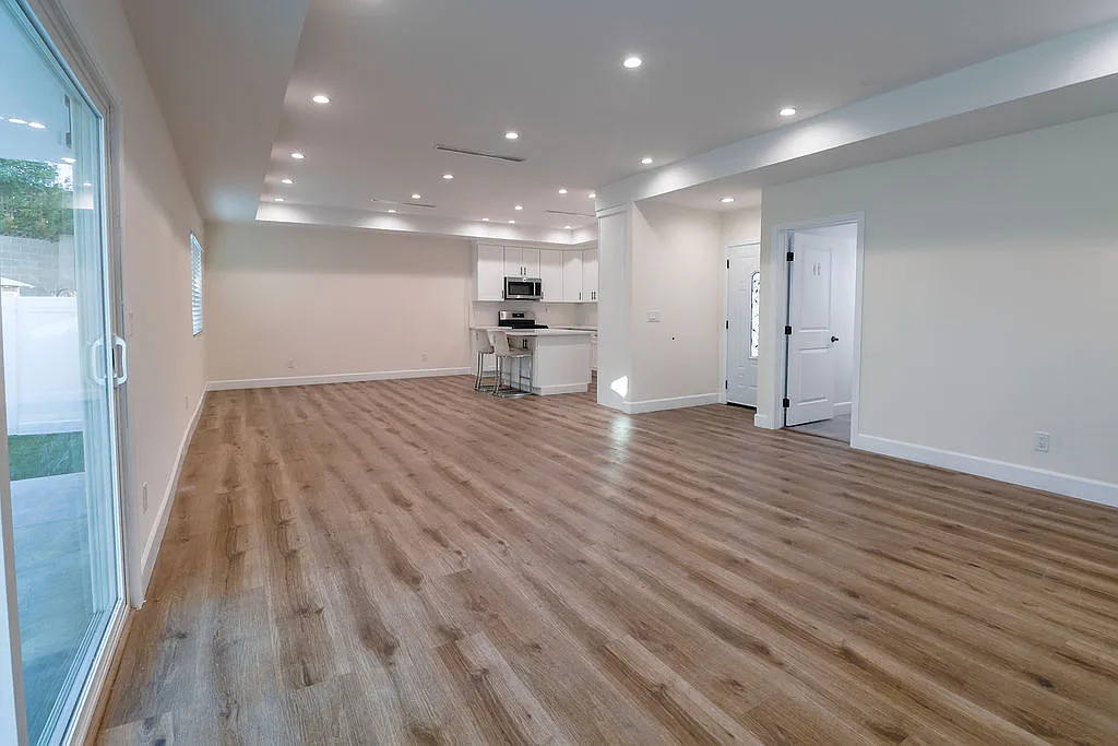 3 bed, 2.5 bath, 1431 sqft, $4,250 — Photo 4