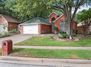 4910 Canberra Ln, Arlington, TX 76017
