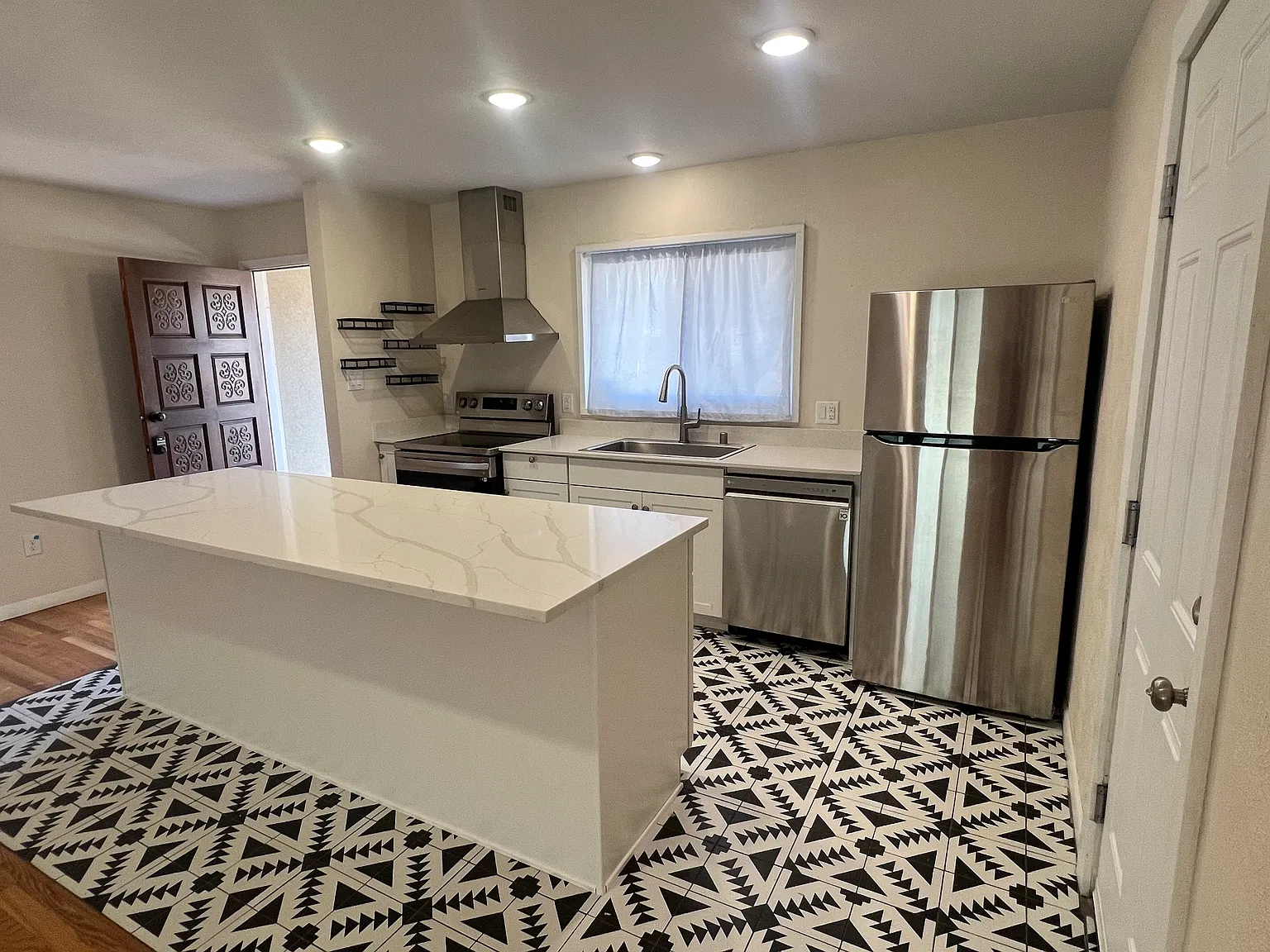 3 bed, 1112 sqft, $2,200 — Photo 3