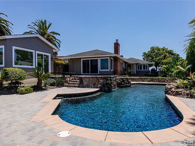 1840 Temple Hills Dr — Photo 2