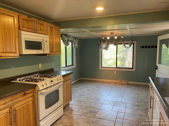 5th image of 44 Luella Ave